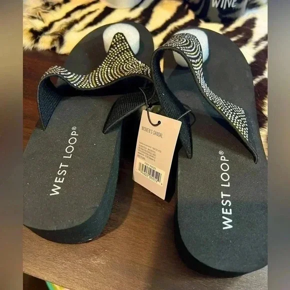 🤑 Super Cute Bedazzled Flip Flops NWT - Picture 2 of 4